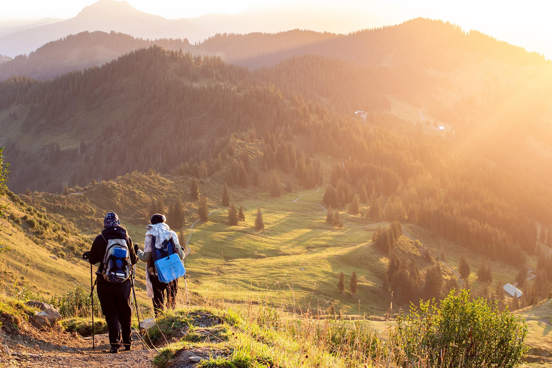 Wanderer mit Überblick über alpine Landschaft - Metapher für strategischen Weitblick